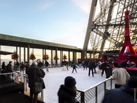 Faire du patin à glace SUR la tour Eiffel
